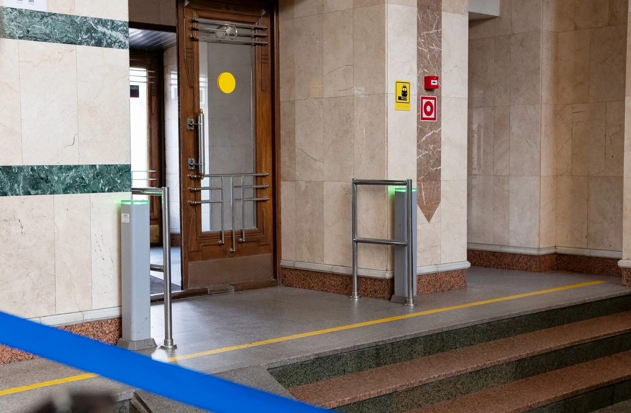 security camera monitoring courthouse entrance and public government building
